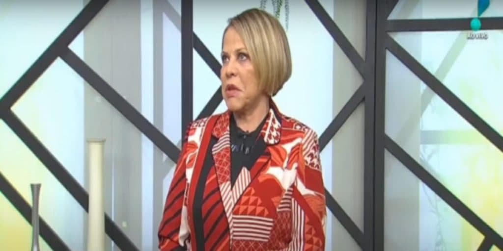 "Brigas com a chefia", Claudete Troiano é exposta, ao vivo, na RedeTV e alerta é feito