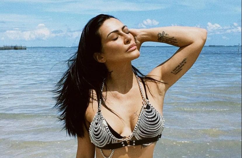 Cleo Pires, após baixar a calcinha e ter flagra em banheiro, deixa peitos explodindo pra fora: "Delícia"
