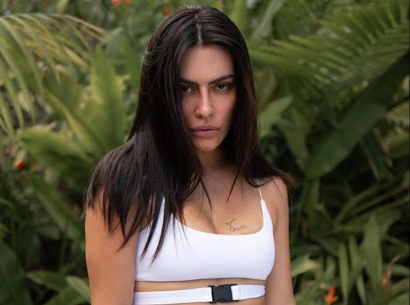 Cleo Pires escandaliza de vestido curtinho, exibindo corpão e tem flagra: "Tá sem calcinha?"