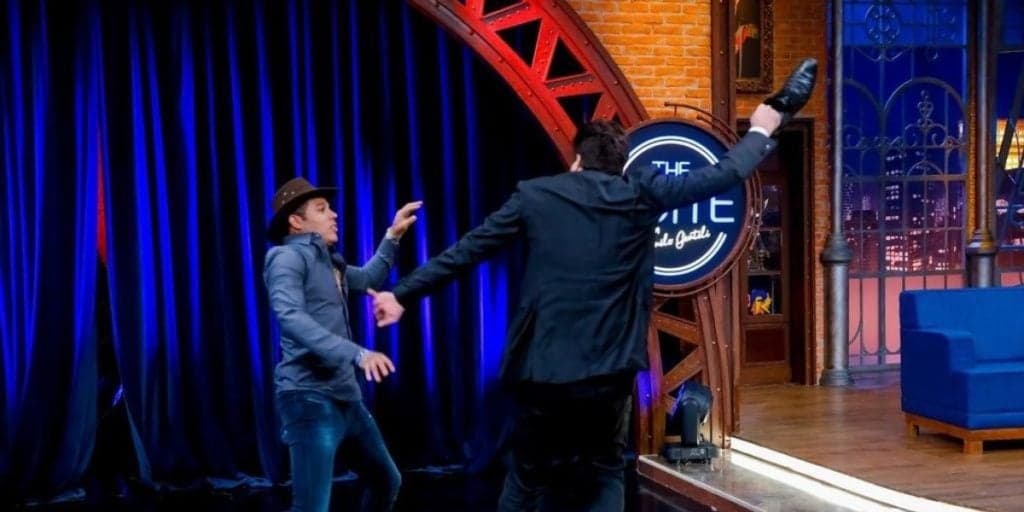 Danilo Gentili tem pancadaria com famoso nos estúdios do SBT e foto do quebra-pau é vazada: "Apanhou tanto"