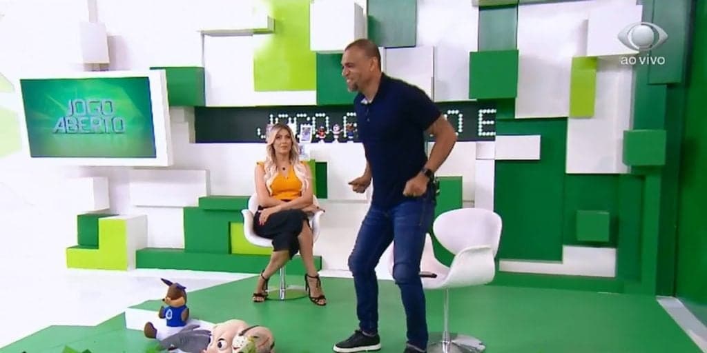 Denilson pede beijo para Renata Fan ao vivo e apresentadora é obrigada a envolver namorado: “Minha intenção”