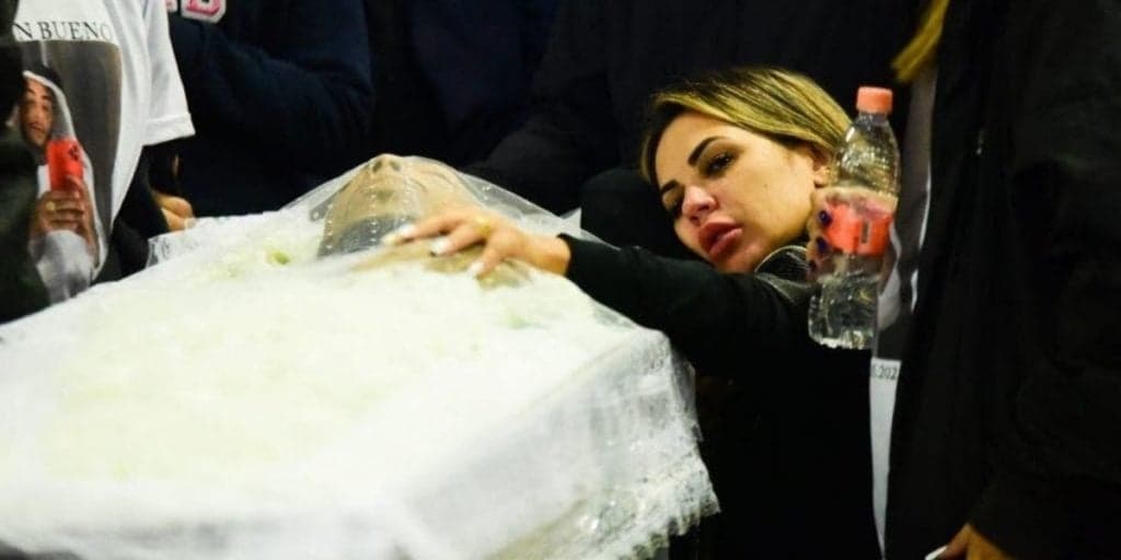 Mulher de Mc Kevin desmorona em cima do caixão, revela motivo de morte aos gritos e desaba: “Quantas mentiras”