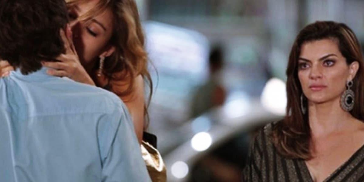 Stéfany beija Jorgito em cena de  Ti-ti-ti