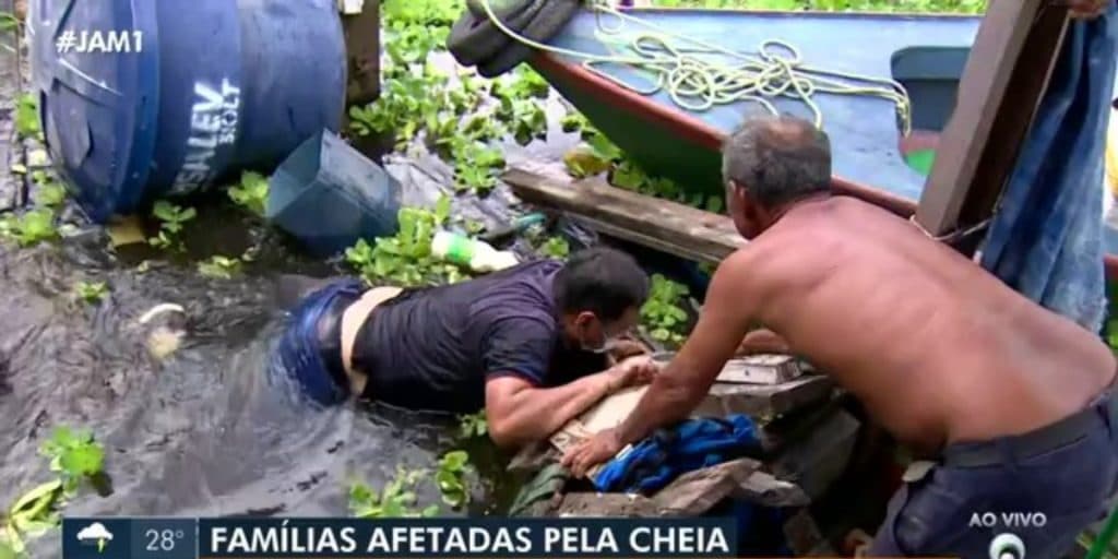 Equipe de jornalistas da Globo sofre acidente, despencam de ponte ao vivo e emissora corta sinal