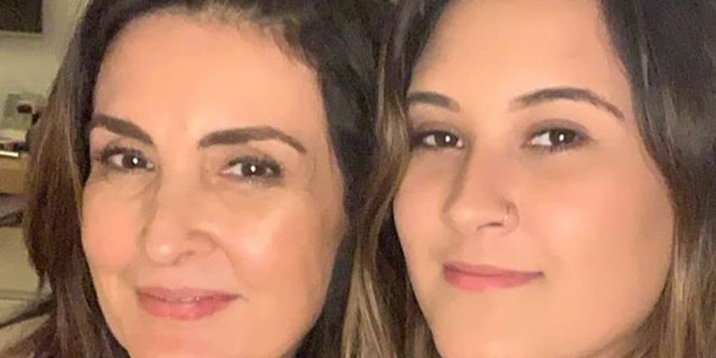 Após detonar se é lésbica e atolar biquíni, Bia Bonemer, filha de Fátima, é pega levando linguada em flagra