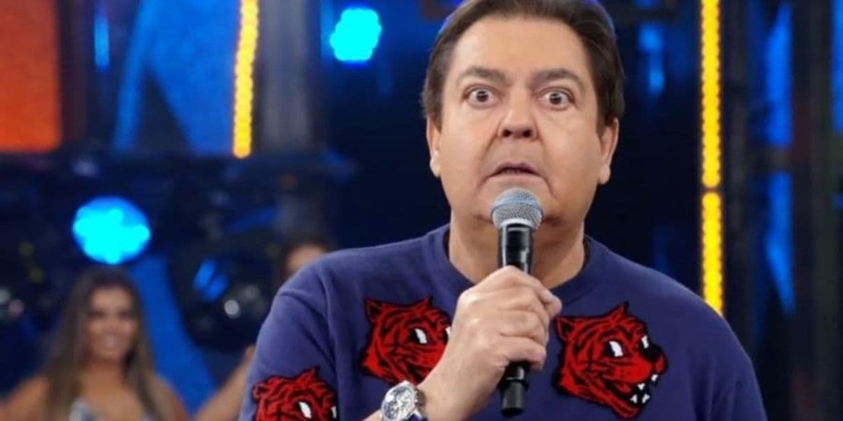 Faustão passa por cima de punições da Globo, assina com a Band e detalhe escondido do novo contrato é chocante Faustão passa por cima de punições da Globo, assina com a Band e detalhe escondido do novo contrato é chocante