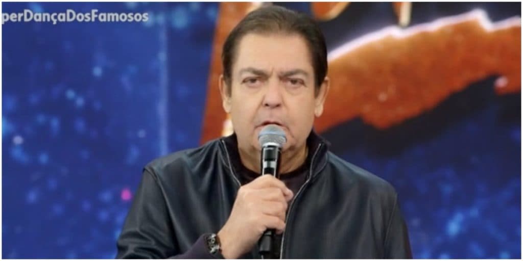 Faustão entra na Globo com alegria e gritaria, ignora mortes e é detonado: "Podia"