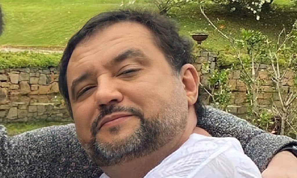 Geraldo Luís surge com grande amor dele abraçado em lago, após se declarar a parceiro e ficar à beira da morte