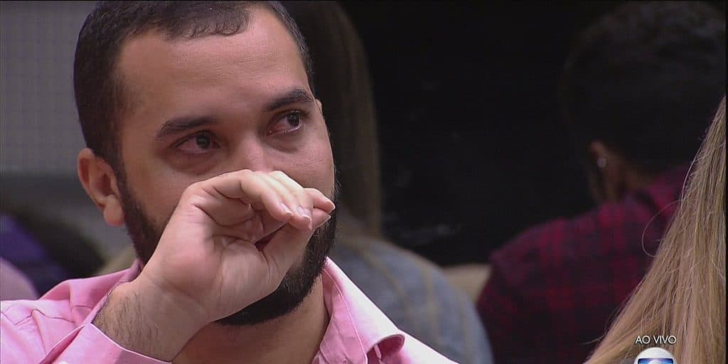 Gil é jogado contra a parede, atacado com unhas e dentes e expõe: "É muita dor"