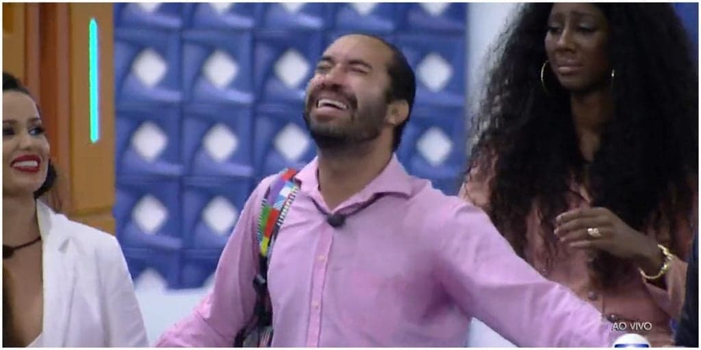 Gilberto, o último eliminado do BBB21, sai da casa aos prantos e escoltado por colegas