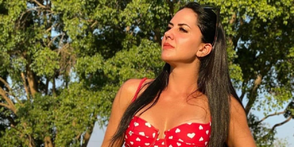 Graciele Lacerda surge com biquíni minúsculo espremendo parte íntima e marca tudo: "Foto indecente"