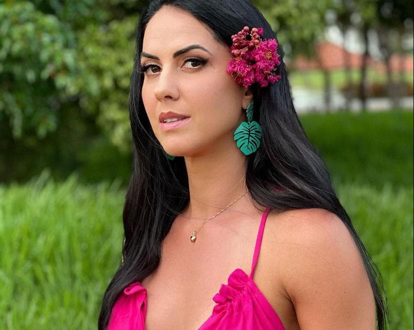 Graciele Lacerda empina o bumbum em pose pra lá de sensual com maiô todo recortado: "Zezé tem sorte"
