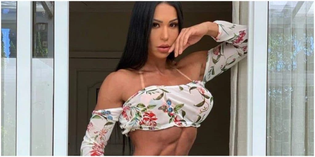 Gracyanne Barbosa abre as pernas em vídeo, olha para câmera e parte íntima fica exposta: "Gostosa''