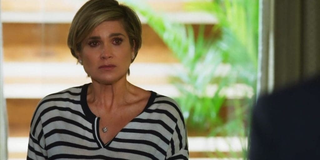 Salve-se Quem Puder - Helena fica cara-a-cara com fantasma do passado e entra em desespero: "Não pode ser"