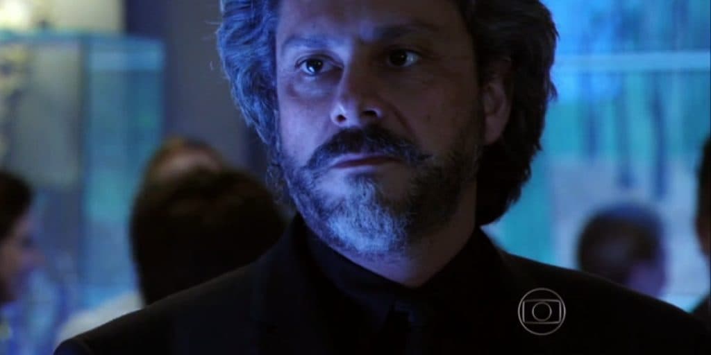 Império - José Alfredo rejeita a própria filha Cristina e a humilha em sua festa: "Não é o seu lugar"