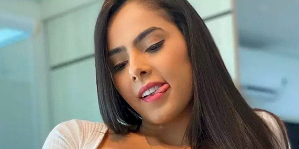 Juliana Caetano vai em matagal, mostra parte íntima e tamanho absurdo assusta: "Gigante"
