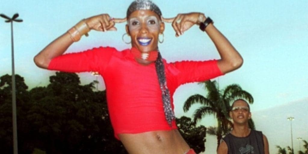 Lacraia retorna em espírito após 10 anos, fala no ouvido de cantor em cima de palco e arrepia: "Não se foi"