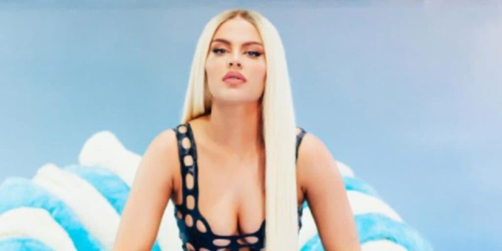 Luísa Sonza arranca sutiã, fica de quatro, deixa parte íntima à mostra e detalhe escandaliza: "A xana"