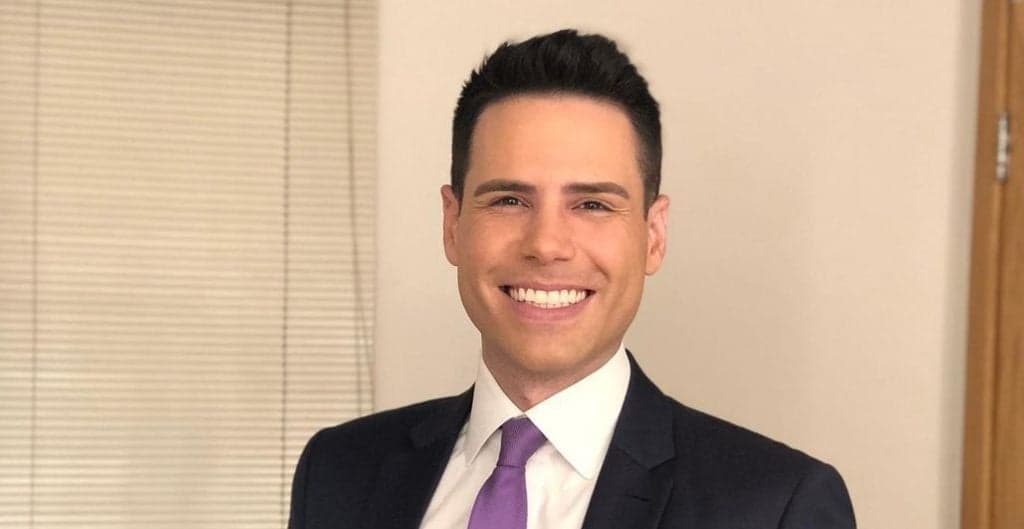 Luiz Bacci faz brincadeira no camarim com Geraldo Luís