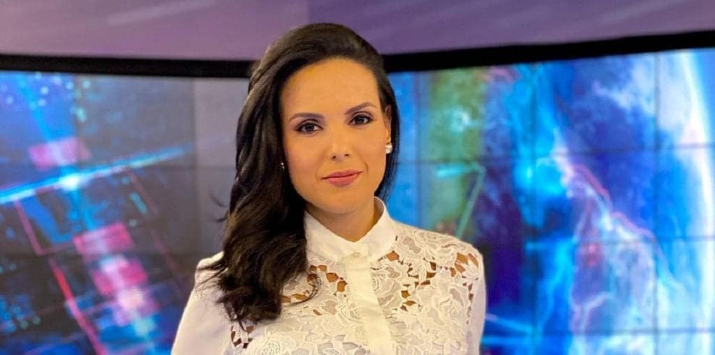 Substituta de Rachel Sheherazade, atropela homem no estacionamento