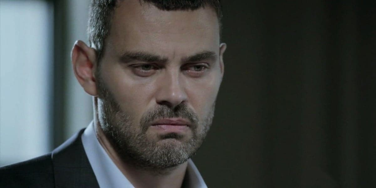 Maurílio em cena da novela Império com terno cinza e camisa branca Maurílio em cena da novela Império com terno cinza e camisa branca