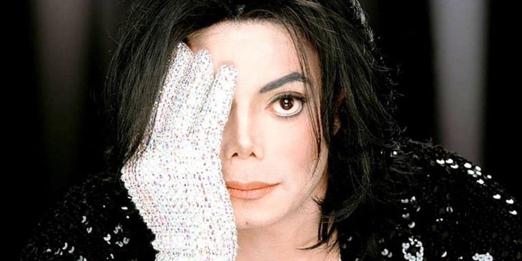 Data do retorno de Michael Jackson é anunciada após morte forjada e imprensa internacional se desespera: “2022”