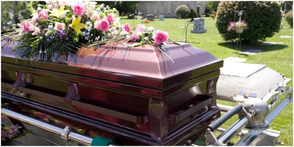 Pastora profetiza a morte de cinco cantores e confirma feitiçaria para satanás: "Derramamento de sangue''
