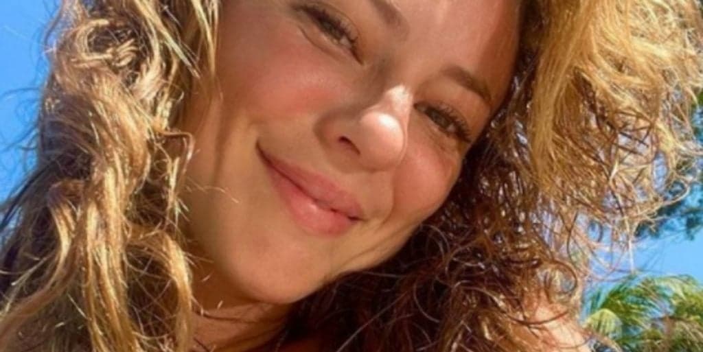 Após arrancar a calcinha, Paolla Oliveira enfia menor fio dental do mundo, empina e surge toda molhadinha