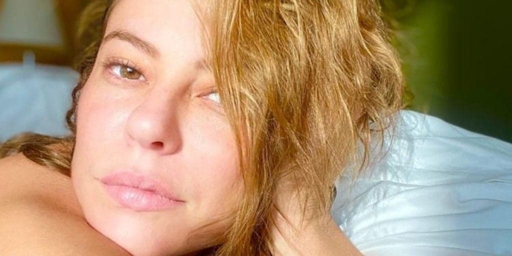 Paolla Oliveira arranca a roupa e surge completamente nua na cama com a mão na cabeça: "Gostosa"