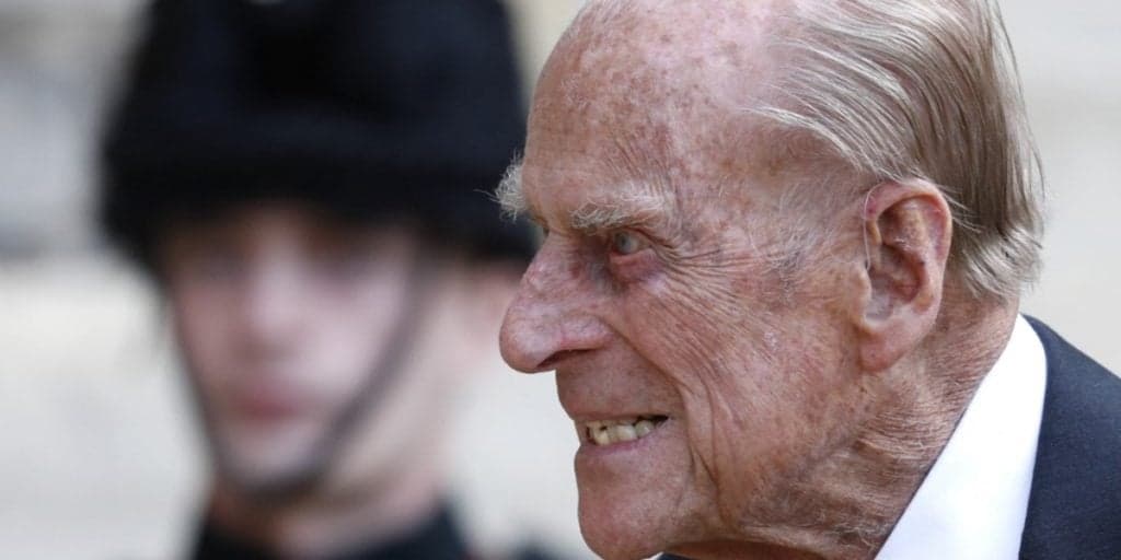 Príncipe Philip volta do mundo dos mortos, surge ao lado de Elizabeth II e ostenta sorrisão; veja