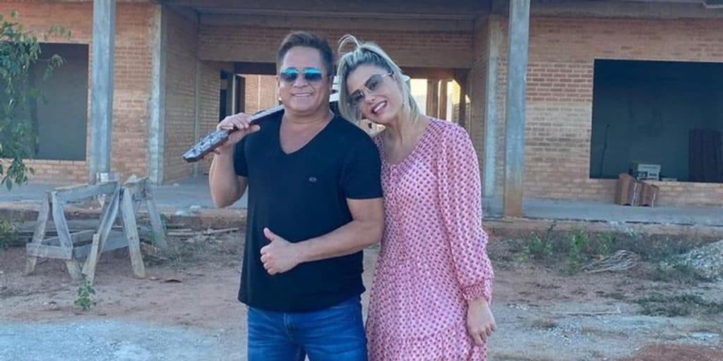 Esposa de Leonardo surge nua com mulher, tenta esconder os seios com as mãos e vídeo vaza: "Com ela''