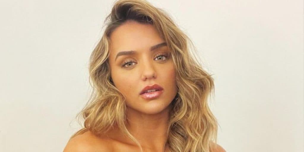 Rafa Kalimann tira a roupa, sensualiza em espelho e dá zoom na parte íntima: "Mostrei"