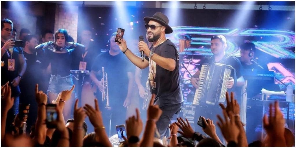 Cantor bonitão trai a esposa, arruma filho fora do casamento e implora perdão: "A traição foi um erro"