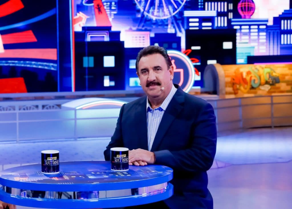 Ratinho, ao vivo no SBT, faz o que não deve e confirma separação, com baixaria e chifre: "Sofrido muito"
