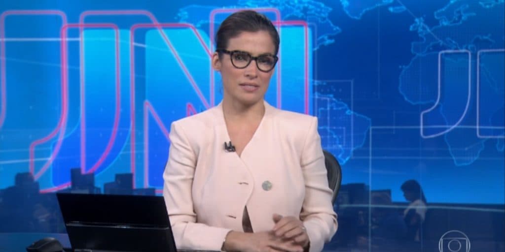 Renata Vasconcellos solta bomba no JN, anuncia saída de Bolsonaro ao vivo e expõe: "Ex-presidente"