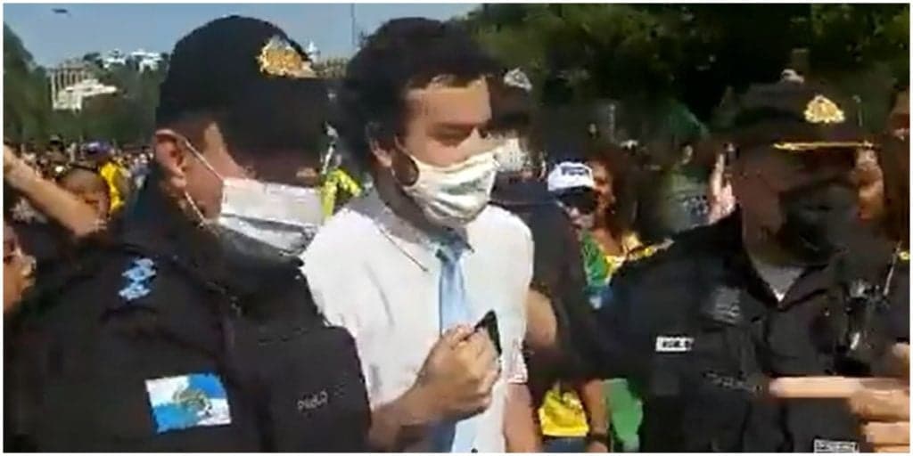 Repórter é agredido covardemente em manifestação, vídeo choca e falas são escancaradas: "Lixo"