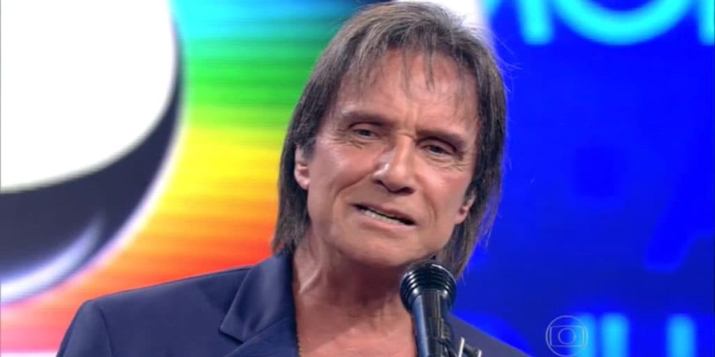 Mulher perde a vergonha em show e deixa Roberto Carlos em saia justa: "Nua pra chamar sua atenção"