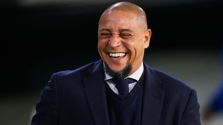 O jogador Roberto Carlos expos a jornalista