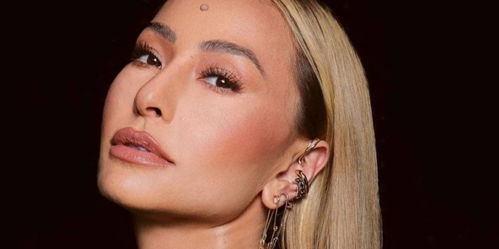 "Batendo uma", Sabrina Sato flagra grande amor se aliviando no banheiro com Simony e escandaliza o que sentiu