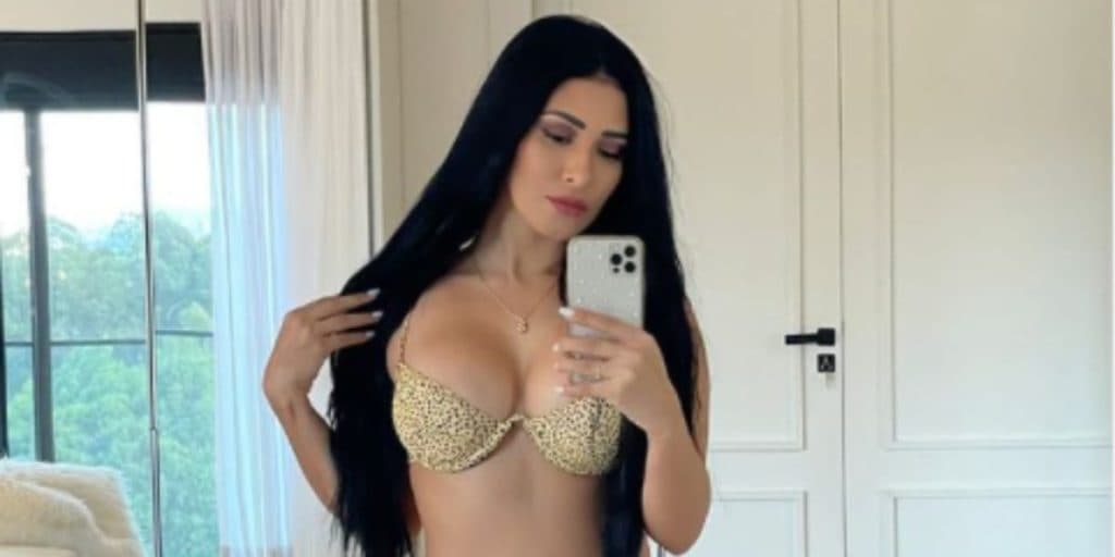Simaria enlouquece, arranca roupa e vídeo íntimo na frente do espelho é divulgado: “Pra que isso?”