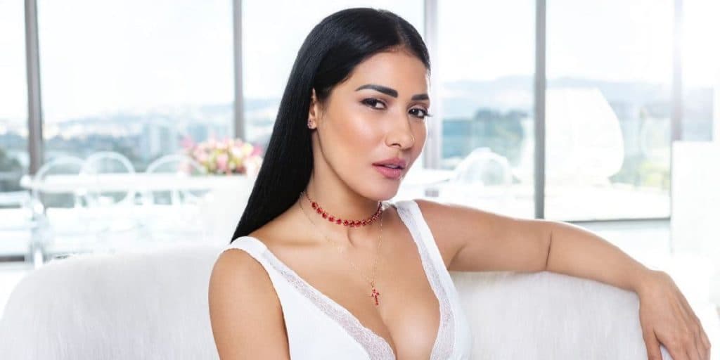 Simaria abre completamente a blusa e deixa os seios imensos saltando para fora: "Delícia''