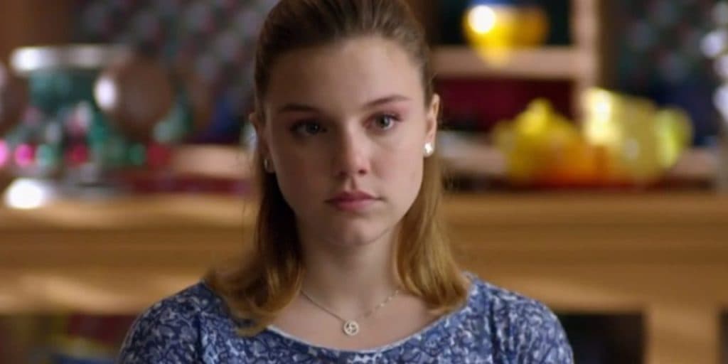 Alice Wegmann, de A Vida da Gente, tira a roupa, exibe corpão e parte íntima molhadinha fica à mostra