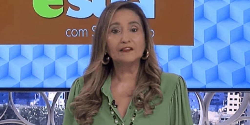 Sonia Abrão fala sobre morte e logo em seguida é assombrada com objeto caindo nos estúdios: "Que coisa louca"