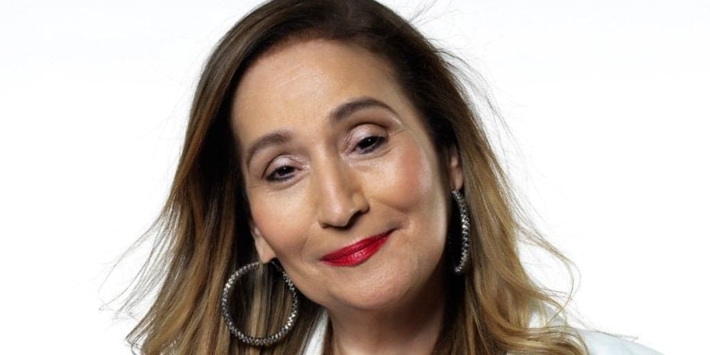 Sonia Abrão contraria colunistas, renova casamento para 20 anos com a RedeTV! e enterra "fama"