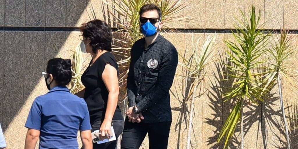 Thales Bretas e mãe de Paulo Gustavo são flagrados no velório do artista e fotos são de cortar o coração