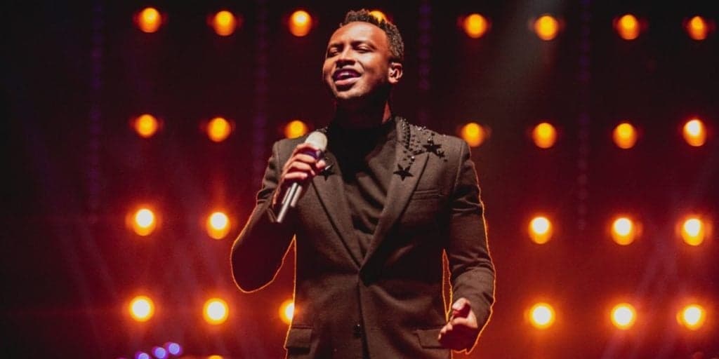 Thiaguinho é flagrado com global, troca declarações de amor em público e assume de vez: “Minha vida”