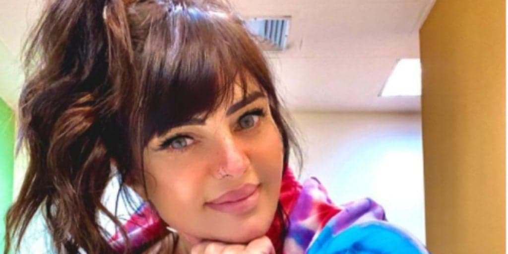 Valentina do Ratinho surge quase nua em espelho, com calcinha vermelha e corpo chocante: “Gostosa”