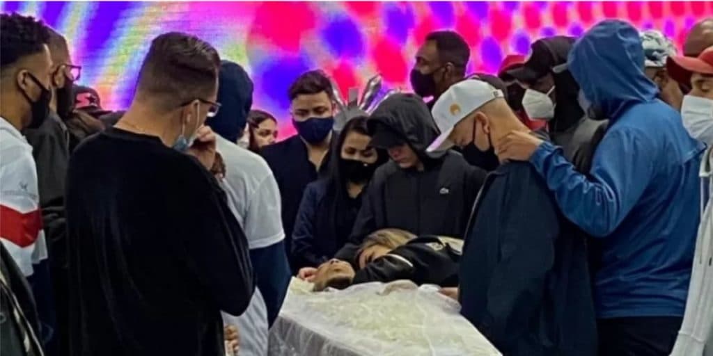 Mc Kevin é velado em São Paulo com caixão rodeado de aglomeração, gritaria, ódio e tristeza; fotos