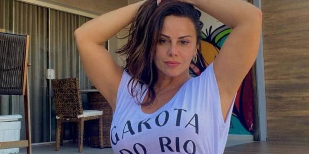Viviane Araújo surge com roupa marcando tudo e divide parte íntima ao meio: "Que gostosa"