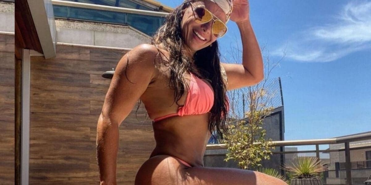 Viviane Araújo abre a roupa em vídeo, deixa melões explodindo pra fora e aperta parte íntima: "Que delícia"